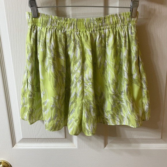 BCBG Shorts with pockets - Picture 2 of 4